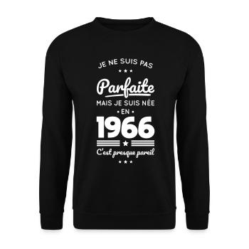 Née en 1966 – Pas parfaite mais presque - Sweat-shirt Unisexe - noir - Devant - Alina (178cm) & Michal (187cm)