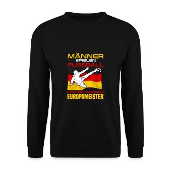 MÄNNER SPIELEN FUSSBALL FRAUEN WERDEN EUROPAMEISTE - Unisex Pullover - Schwarz - Vorne - Alina (178cm) & Michal (187cm)
