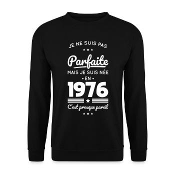 Née en 1976 – Pas parfaite mais presque - Sweat-shirt Unisexe - noir - Devant - Alina (178cm) & Michal (187cm)