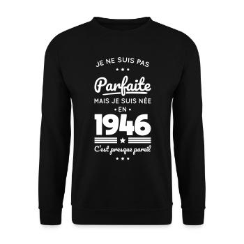 Née en 1946 – Pas parfaite mais presque - Sweat-shirt Unisexe - noir - Devant - Alina (178cm) & Michal (187cm)
