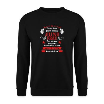 Mann vergeben an eine Juni Frau Geschenk - Unisex Pullover - Schwarz - Vorne - Alina (178cm) & Michal (187cm)