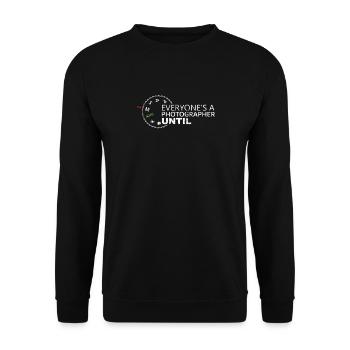 Jeder ist ein Fotograf bis ... Manueller Modus - Unisex Pullover - Schwarz - Vorne - Alina (178cm) & Michal (187cm)