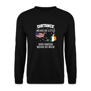 Distanz bedeutet so wenig, wenn jemand viel bedeutet - Unisex Pullover - Schwarz - Vorne - Alina (178cm) & Michal (187cm)