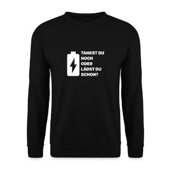 Tankst du noch oder lädst du schon? - Unisex Pullover - Schwarz - Vorne - Alina (178cm) & Michal (187cm)