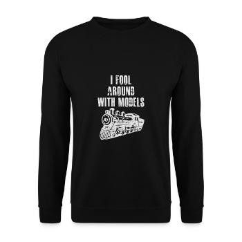 Lokführer Bahn Design I Model Eisenbahn - Unisex Pullover - Schwarz - Vorne - Alina (178cm) & Michal (187cm)
