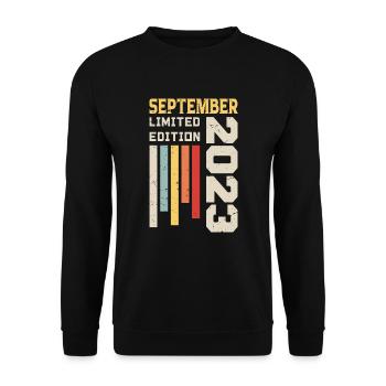 September 2023 Geburtstagsgeschenk September 2023 - Unisex Pullover - Schwarz - Vorne - Alina (178cm) & Michal (187cm)
