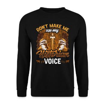 Zwinge Mich Nicht Meine Historiker Stimme Nutzen - Unisex Pullover - Schwarz - Vorne - Alina (178cm) & Michal (187cm)
