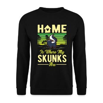 Home is where my Skunks are Stinktier - Unisex Pullover - Schwarz - Vorne - Alina (178cm) & Michal (187cm)