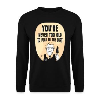 Man Ist Nie Zu Alt Um Im Dreck Zu Spielen Opa - Unisex Pullover - Schwarz - Vorne - Alina (178cm) & Michal (187cm)