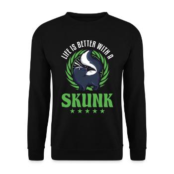 Life is better with a Skunk Stinktier - Unisex Pullover - Schwarz - Vorne - Alina (178cm) & Michal (187cm)