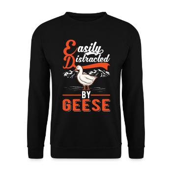 Easily distracted by Geese Gänsezüchter Gänse - Unisex Pullover - Schwarz - Vorne - Alina (178cm) & Michal (187cm)
