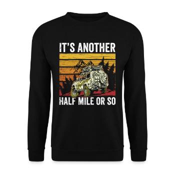 Es Ist Noch Eine Halbe Meile Oder So Wanderung - Unisex Pullover - Schwarz - Vorne - Alina (178cm) & Michal (187cm)