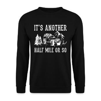 Es Ist Noch Eine Halbe Meile Oder So Wanderung - Unisex Pullover - Schwarz - Vorne - Alina (178cm) & Michal (187cm)