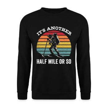 Es Ist Noch Eine Halbe Meile Oder So Wanderung - Unisex Pullover - Schwarz - Vorne - Alina (178cm) & Michal (187cm)