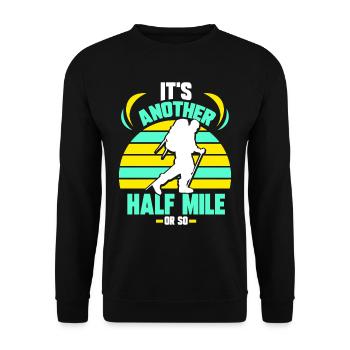 Es Ist Noch Eine Halbe Meile Oder So Wanderung - Unisex Pullover - Schwarz - Vorne - Alina (178cm) & Michal (187cm)