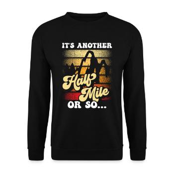 Es Ist Noch Eine Halbe Meile Oder So Wanderung - Unisex Pullover - Schwarz - Vorne - Alina (178cm) & Michal (187cm)