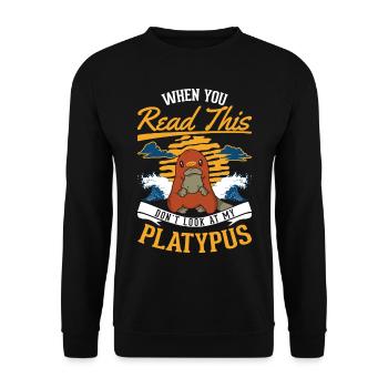 Schnabeltier Platypus - Unisex Pullover - Schwarz - Vorne - Alina (178cm) & Michal (187cm)