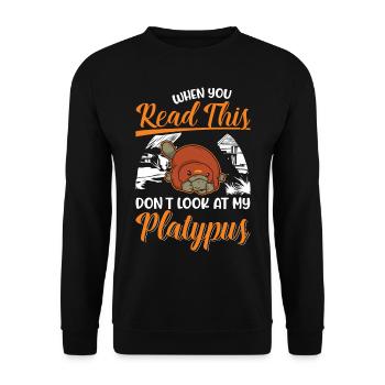 Schnabeltier Platypus - Unisex Pullover - Schwarz - Vorne - Alina (178cm) & Michal (187cm)