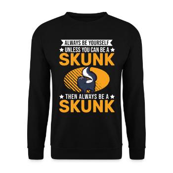 Always be yourself Skunk Stinkntier - Unisex Pullover - Schwarz - Vorne - Alina (178cm) & Michal (187cm)