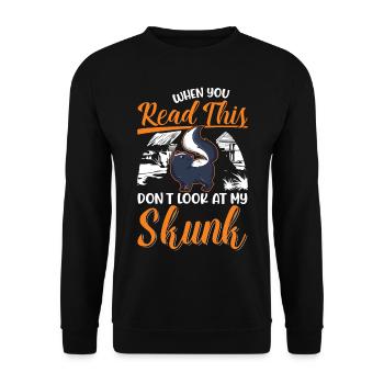 Stinktier Liebhaber - Unisex Pullover - Schwarz - Vorne - Alina (178cm) & Michal (187cm)