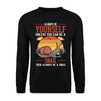 Always be yourself Snail Schnecke - Unisex Pullover - Schwarz - Vorne - Alina (178cm) & Michal (187cm)