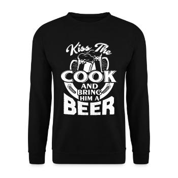 Cook Kiss The Cook And Bring Him A Beer - Unisex Sweatshirt - black - Front - Alina (178cm) & Michal (187cm)