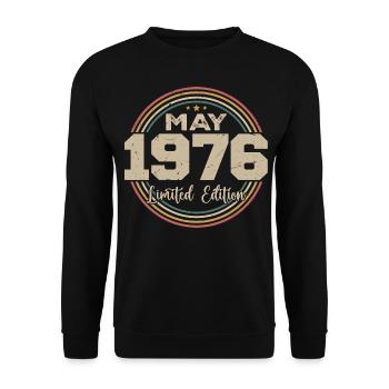 May 1976 Vintage Born In May 1976 Birthday - Unisex Sweatshirt - black - Front - Alina (178cm) & Michal (187cm)