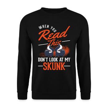 Stinktier Liebhaber - Unisex Pullover - Schwarz - Vorne - Alina (178cm) & Michal (187cm)