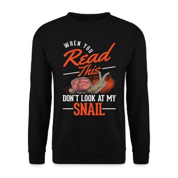 Schnecke Geschenk Weinbergschnecke - Unisex Pullover - Schwarz - Vorne - Alina (178cm) & Michal (187cm)