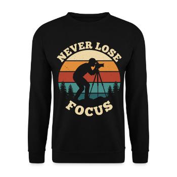 Never Lose Focus – Vintage Photography Design - Unisex Sweatshirt - black - Front - Alina (178cm) & Michal (187cm)