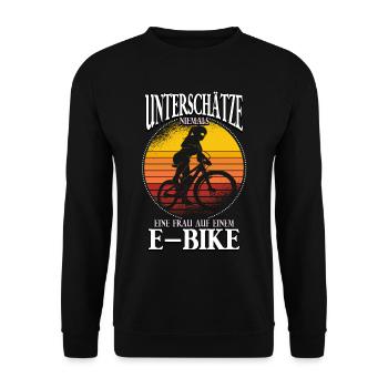 Unterschätze niemals eine Frau Pedelec E-Bike - Unisex Pullover - Schwarz - Vorne - Alina (178cm) & Michal (187cm)