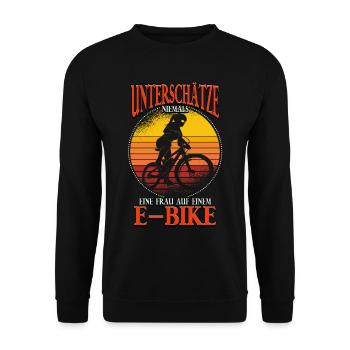 Unterschätze niemals eine Frau Pedelec E-Bike - Unisex Pullover - Schwarz - Vorne - Alina (178cm) & Michal (187cm)