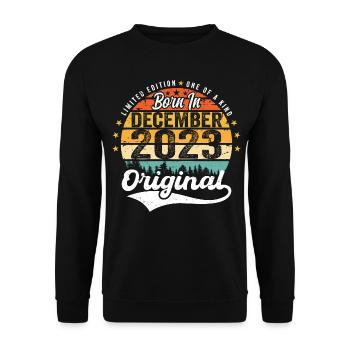 Original Dezember 2023 Jahrgang Geburtstag 2023 - Unisex Pullover - Schwarz - Vorne - Alina (178cm) & Michal (187cm)