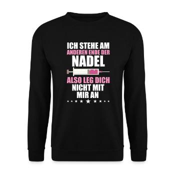 Krankenschwester Nadel Lustiges Spruch Shirt - Unisex Pullover - Schwarz - Vorne - Alina (178cm) & Michal (187cm)