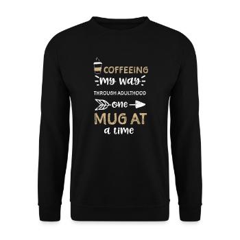Coffeeing my way through adultho... - Unisex Pullover - Schwarz - Vorne - Alina (178cm) & Michal (187cm)