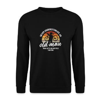 Never Underestimate an Old Man Design - Unisex Pullover - Schwarz - Vorne - Alina (178cm) & Michal (187cm)