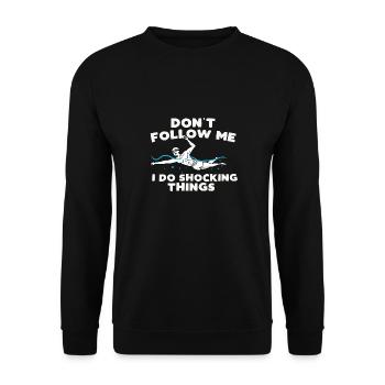 dont follow me I do shocking things Design - Unisex Pullover - Schwarz - Vorne - Alina (178cm) & Michal (187cm)