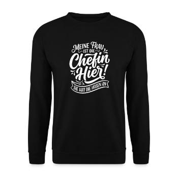 Meine Frau ist die Chefin hier - Hosen an - Unisex Pullover - Schwarz - Vorne - Alina (178cm) & Michal (187cm)