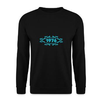 Gift idea 1976 - Unisex Sweatshirt - black - Front - Alina (178cm) & Michal (187cm)