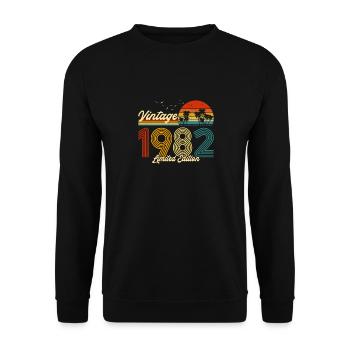 Vintage 1982 T-Shirt Limited Edition 38th Birthday - Unisex Sweatshirt - black - Front - Alina (178cm) & Michal (187cm)