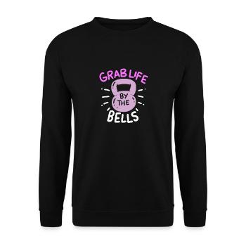 Frauen schnappen sich das Leben an den Glocken für eine leidenschaftliche - Unisex Pullover - Schwarz - Vorne - Alina (178cm) & Michal (187cm)