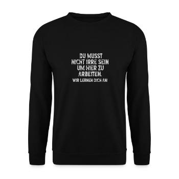 Du musst nicht irre sein um hier zu arbeiten - Unisex Pullover - Schwarz - Vorne - Alina (178cm) & Michal (187cm)