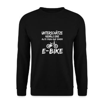 Unterschätze Niemals Eine Alte Frau Auf Einem - Unisex Pullover - Schwarz - Vorne - Alina (178cm) & Michal (187cm)