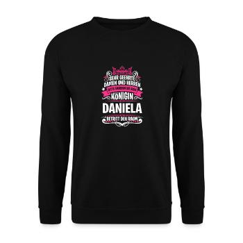 Daniela Namensshirt mit lustigem Königin Spruch - Unisex Pullover - Schwarz - Vorne - Alina (178cm) & Michal (187cm)