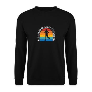 First I run the kilometers, then I bring the - Unisex Sweatshirt - black - Front - Alina (178cm) & Michal (187cm)