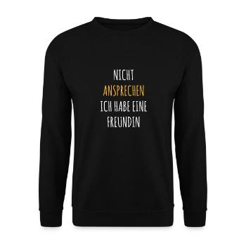 Nicht ansprechen ich habe eine Freundin LGBTQ Paar - Unisex Pullover - Schwarz - Vorne - Alina (178cm) & Michal (187cm)