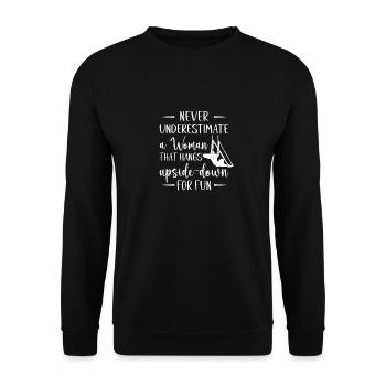 Never Underestimate Woman Hangs Upside Down Yoga - Unisex Pullover - Schwarz - Vorne - Alina (178cm) & Michal (187cm)