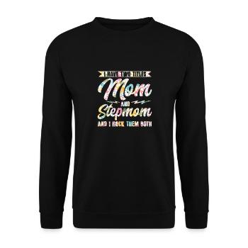 Stiefmutter Muttertag Ich habe zwei Titel Mama und - Unisex Pullover - Schwarz - Vorne - Alina (178cm) & Michal (187cm)