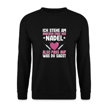 Ich Stehe Am Anderen Ende Der Nadel - Unisex Pullover - Schwarz - Vorne - Alina (178cm) & Michal (187cm)
