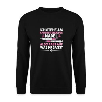 Ich Stehe Am Anderen Ende Der Nadel - Unisex Pullover - Schwarz - Vorne - Alina (178cm) & Michal (187cm)
